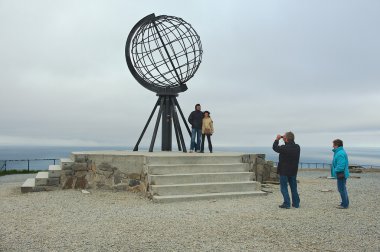 İnsanları sembolik globe adlı North Cape, Norveç ile seyahat fotoğraf.