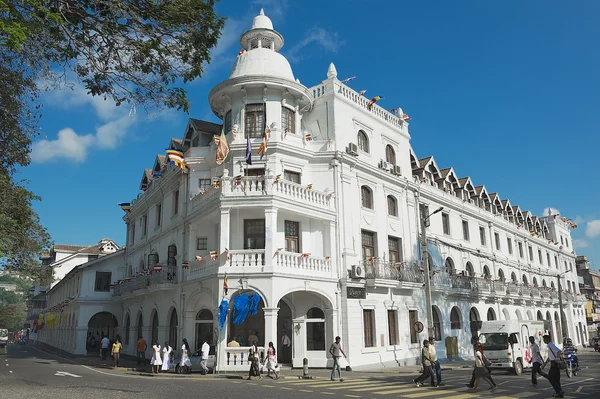 Utsidan av den historiska byggnaden av Queen's hotel i Kandy, Sri Lanka. — Stockfoto