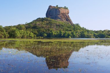 Sigiriya, Sri Lanka sudaki yansıması ile Sigiriya rock kaleye görüntülemek.
