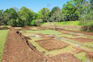 Antik yapıların kalıntıları Sigiriya, Sri Lanka'da görüntüleyin. Unesco Dünya Mirası site Sigiriya olduğunu.