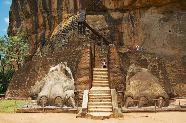 Tourists climb Sigiriya Lion rock fortress in Sigiriya, Sri Lanka. Sigiriya is listed as UNESCO World Heritage Site. — Stock Photo, Image