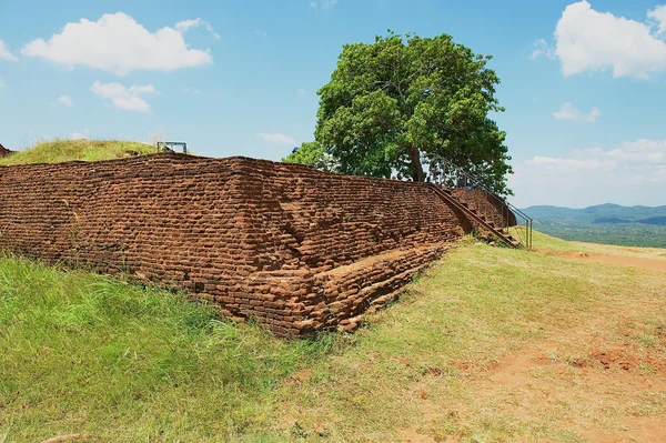 View to the ancient palace ruins on top of the cliff in Sigiriya, Sri Lanka. Sigiriya is a UNESCO World Heritage site. — Stock Photo, Image