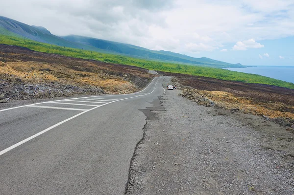 在法国圣玫瑰德拉留尼汪岛的皮顿-德拉福奈斯火山上, 人们可以欣赏到柏油路的柏油路. 图库图片