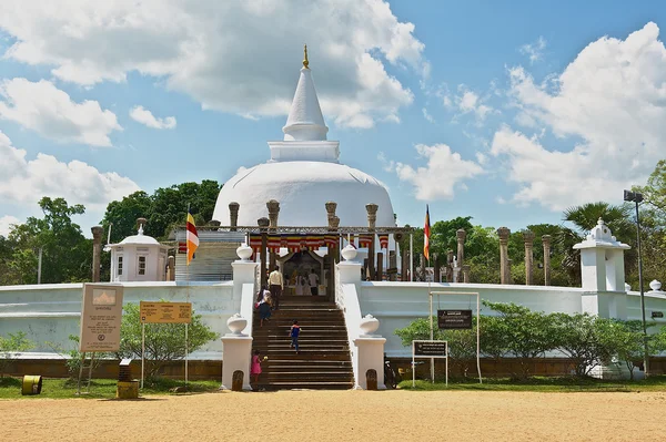 Οι άνθρωποι πηγαίνουν σε Lankarama Στούπα σε Anuradhapura, Σρι Λάνκα. — Φωτογραφία Αρχείου