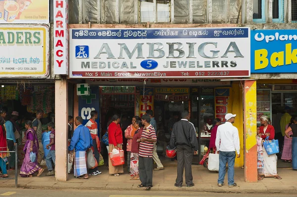 People walk by the shopping  street in Nuwara Eliya, Sri Lanka. — Stock Photo, Image