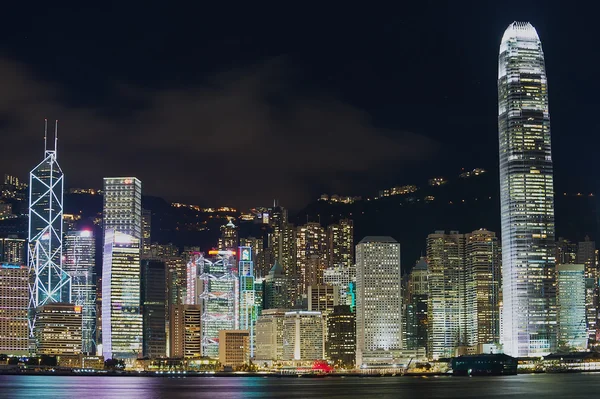 Vista para os edifícios modernos de Hong Kong à noite em Hong Kong, China . — Fotografia de Stock