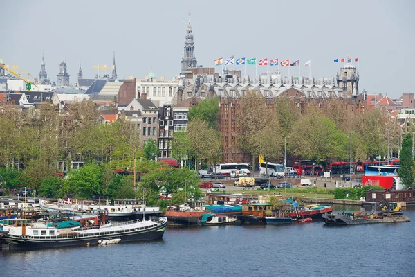 Tarihsel görünümüne bina ve teknelerle Amsterdam, Hollanda kanal.