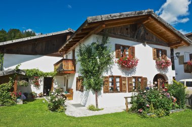 Dış bir geleneksel Bavyera kırsal ev Mittenwald, Almanya.