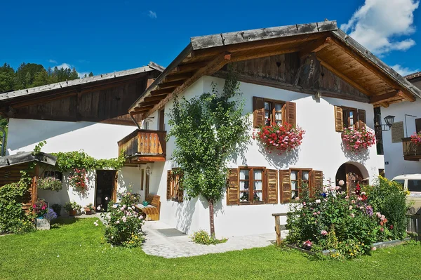 Dış bir geleneksel Bavyera kırsal ev Mittenwald, Almanya. — Stok fotoğraf