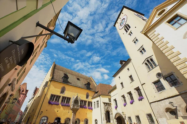 Exterior de la torre y el ayuntamiento histórico con el cielo azul en Ratisbona, Alemania . — Foto de Stock