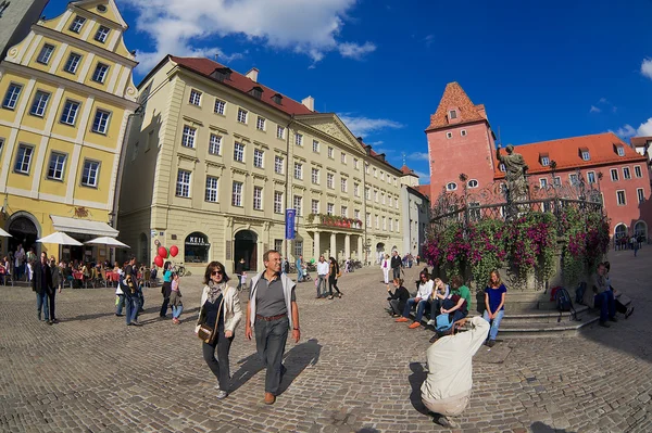 Mensen lopen door de straat van het historische deel van Regensburg, Duitsland. — Stockfoto
