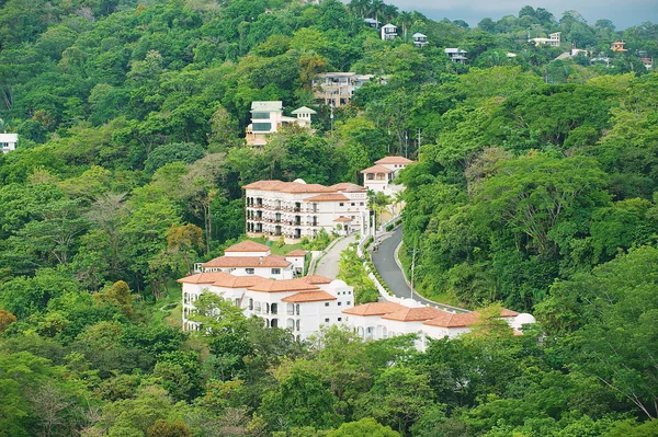 View to the hotels buildings in tropical forest  in Quepos, Costa Rica. — Stock Photo, Image