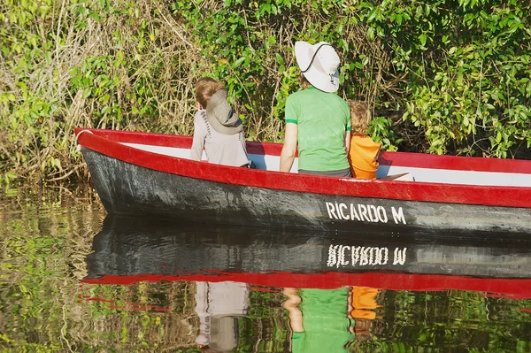 Menschen besuchen den Tortuguero Nationalpark mit dem Boot in Tortuguero, Costa Rica. — Stockfoto