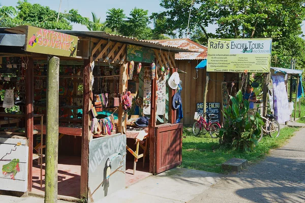 Exterior de una tienda de souvenirs en el pueblo de Tortuguero, Costa Rica . —  Fotos de Stock