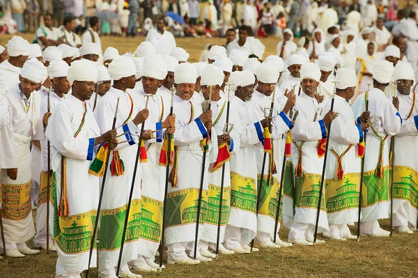 Ctitelé nosí tradiční kroje během Timkat Christian ortodoxní náboženské slavnosti v Addis Abebě, v Etiopii. — Stock fotografie