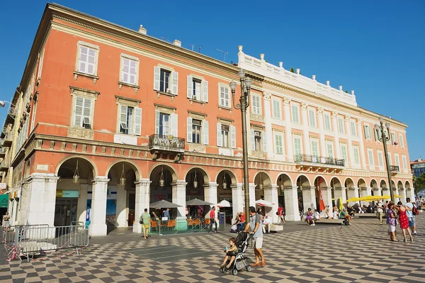 La gente camina por la Plaza Massena en Niza, Francia. Place Massena es la plaza principal pública de Niza . —  Fotos de Stock