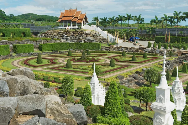 Ulkopuolella Nong Nooch Trooppinen kasvitieteellinen puutarha Pattaya, Thaimaa . — kuvapankkivalokuva