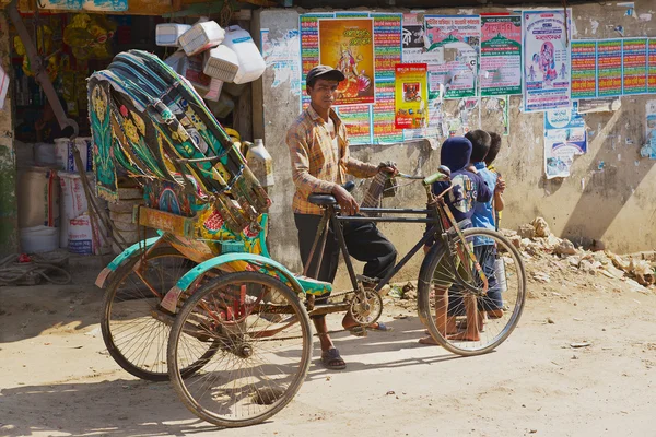 Rickshaw espera por passageiros na rua em Bandarban, Bangladesh . — Fotografia de Stock