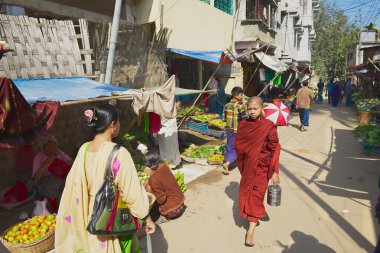 Bandarban, Bangladeş sokakta insanlar yürümek.