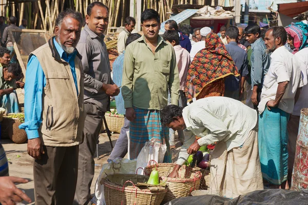 Muži si koupit ovoce na místním trhu v Bandarban, Bangladéš. — Stock fotografie