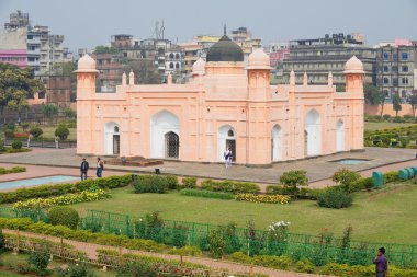 İnsanlar Bibipari Lalbagh kale dakka, Bangladeş'te Türbesi ziyaret.