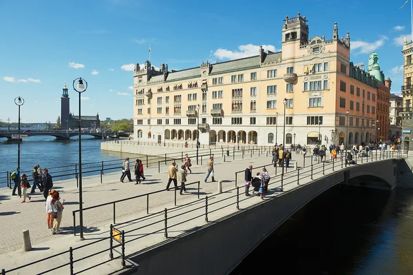 Stockholm, İsveç'te köprü insanlar yürümek. — Stok fotoğraf