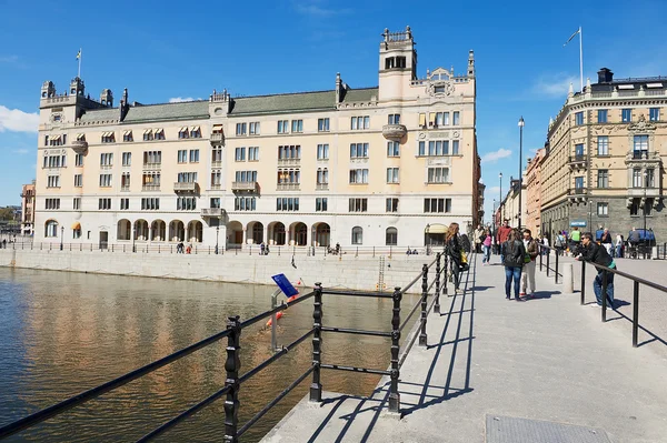 Stockholm, İsveç'te köprü insanlar yürümek. — Stok fotoğraf