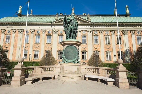 Exterior de la estatua de Gustaf Vasa frente a la Casa de la Nobleza en Estocolmo, Suecia . —  Fotos de Stock
