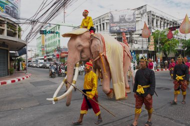 İnsanlar ünlü fil geçit Surin, Thailand içinde katılmak.