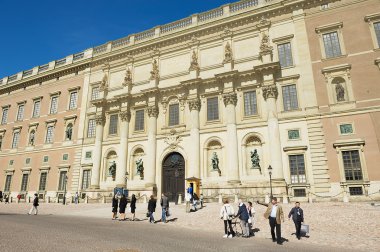 Stockholm, İsveç'te bina Kraliyet Sarayı önünde turist yürümek