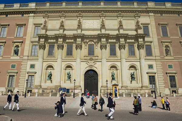 Los turistas caminan frente al edificio del Palacio Real en Estocolmo, Suecia . —  Fotos de Stock
