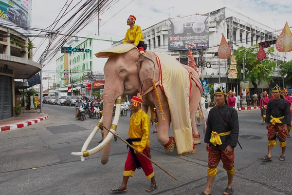 Människor deltar i den berömda elefant paraden i Surin, Thailand. — Stockfoto