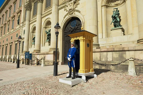 Φρουρά στέκεται στο καθήκον στη Royal palace στη Στοκχόλμη, Σουηδία. — Φωτογραφία Αρχείου