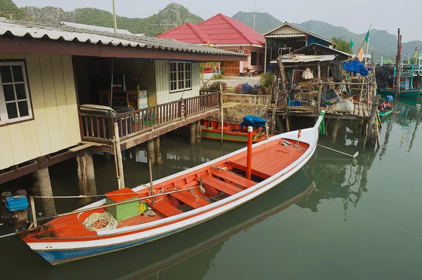 Met het oog op de vissers dorpswoningen in Sam Roi Yot nationaal park, Sam Roi Yot, Thailand. — Stockfoto