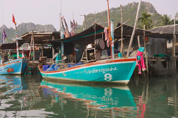 View to the boat tied at the fishermen village in Sam Roi Yot National park, Sam Roi Yot, Thailand. — Stock Photo, Image