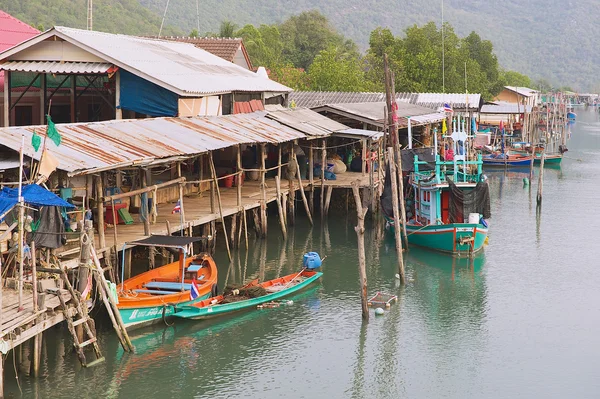 Met het oog op de boten gebonden aan het vissersdorp in Sam Roi Yot nationaal park, Sam Roi Yot, Thailand. — Stockfoto