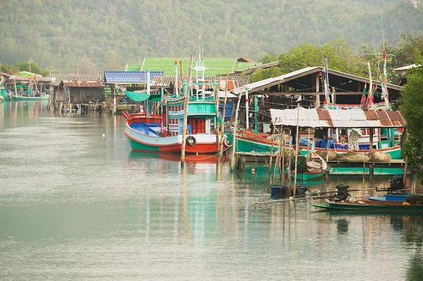 Met het oog op het vissersdorp in Sam Roi Yot nationaal park, Sam Roi Yot, Thailand. — Stockfoto