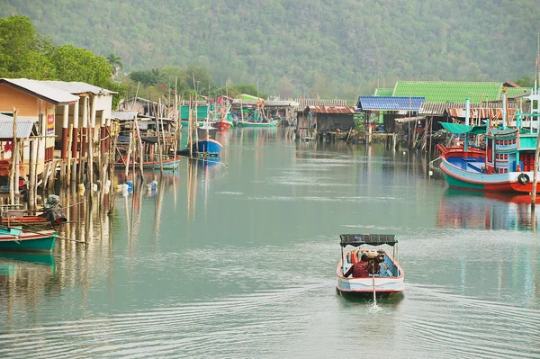 Man rijdt motorboot door het vissersdorp in Sam Roi Yot nationaal park, Sam Roi Yot, Thailand. — Stockfoto