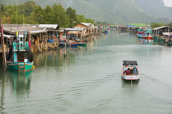 Man rijdt motorboot door het vissersdorp in Sam Roi Yot nationaal park, Sam Roi Yot, Thailand. — Stockfoto