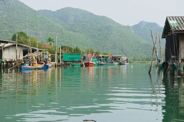 Met het oog op het vissersdorp in Sam Roi Yot nationaal park, Sam Roi Yot, Thailand. — Stockfoto