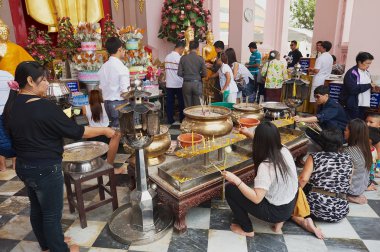 İnsanlar Nakhom Pathom chedi mum yakmak Nakhom Pathom, Thailand.