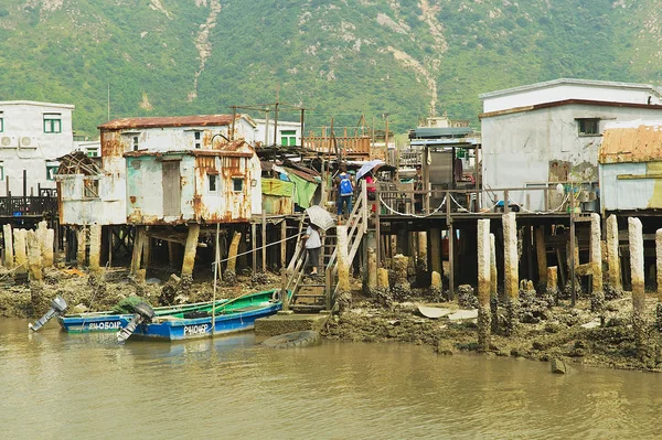 Esterno del villaggio di pescatori Tai O con palafitte e barche a motore a Hong Kong, Cina. Tai O è una famosa destinazione turistica di Hong Kong . — Foto Stock