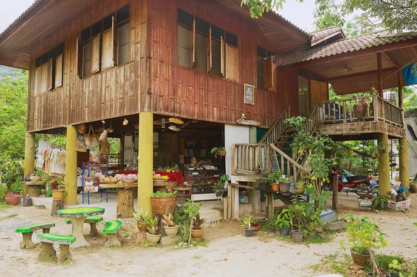 Exterior de la tradicional casa tailandesa de zancos en Nakhon Sri Thammarat, Tailandia . —  Fotos de Stock