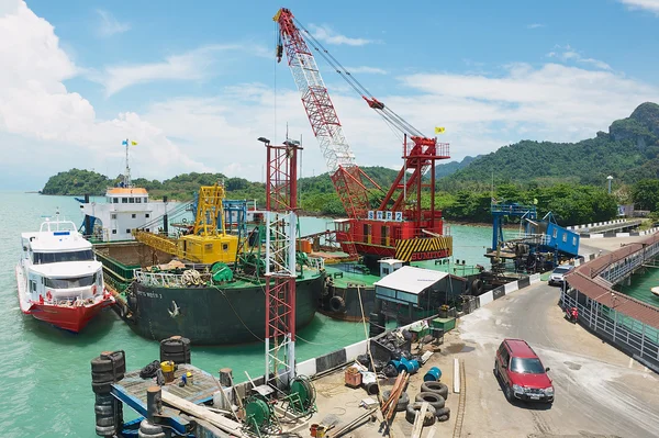 Vista para o porto de ferry em Donsak, na província de Surat Thani, Tailândia . — Fotografia de Stock