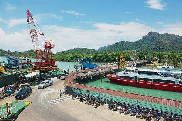 Vista para o porto de ferry em Donsak, na província de Surat Thani, Tailândia . — Fotografia de Stock