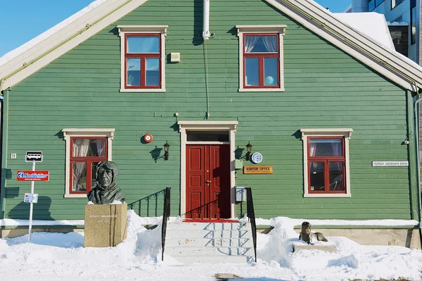 Buitenkant van het Polar museum gebouw met de Polar ontdekkingsreiziger Roald Amundsen buste tegenover het in Tromsø, Noorwegen. — Stockfoto