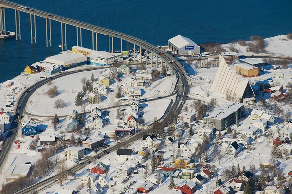 Vista para a cidade e para a Catedral do Ártico a partir da montanha Fjellheisen em Tromso, Noruega . — Fotografia de Stock