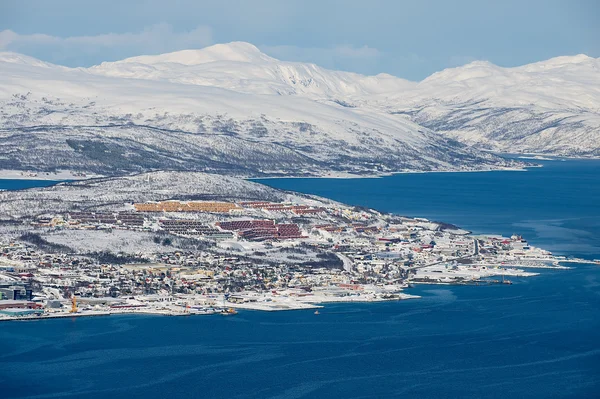 Vista aérea de la ciudad de Tromso desde la montaña Fjellheisen en Tromso, Noruega . — Foto de Stock