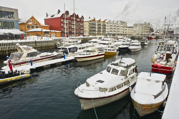 Kijk naar de haven van Svolvaer, Noorwegen. — Stockfoto