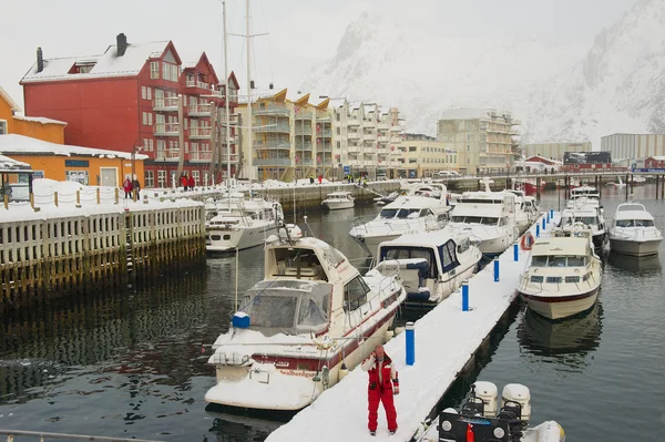El hombre se encuentra en el puerto de Svolvaer, Noruega . — Foto de Stock